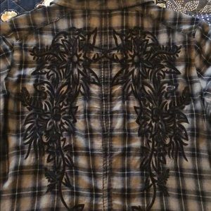 Women’s Roar flannel shirt.
